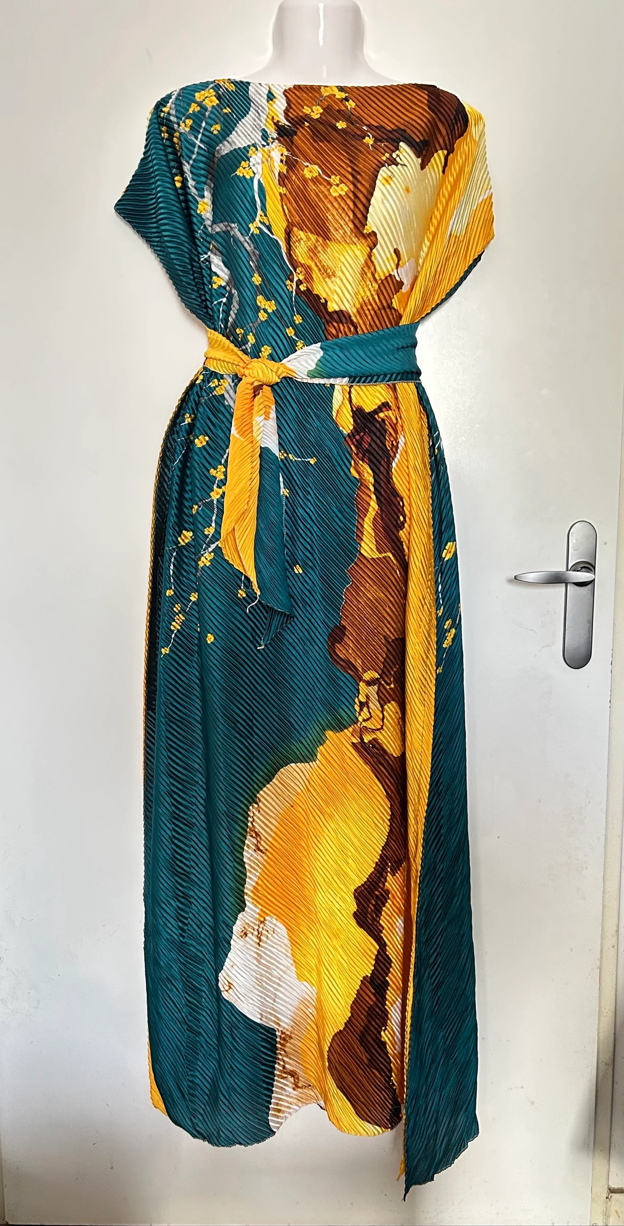 Long pleated dress and scarf – photo 2